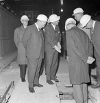 859376 Afbeelding van de leden van de directie van de N.S. tijdens een bezoek aan de in aanbouw zijnde IJ-tunnel te ...
